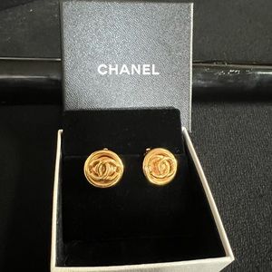 AUTHENTIC CHANEL GOLD TONE CC LOGO SIMPLE CLASSIC CLIP-ON EARRINGS EXCELLENT CON